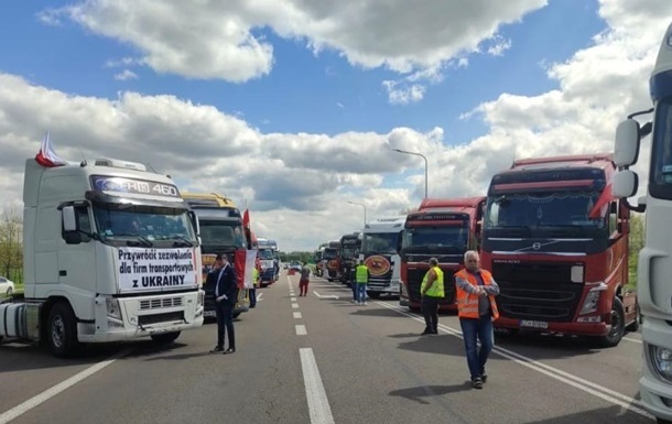 Польські перевізники перенесли дату блокади кордону з Україною – ЗМІ