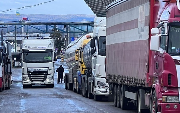 Туск пообіцяв вирішити питання деблокади кордону