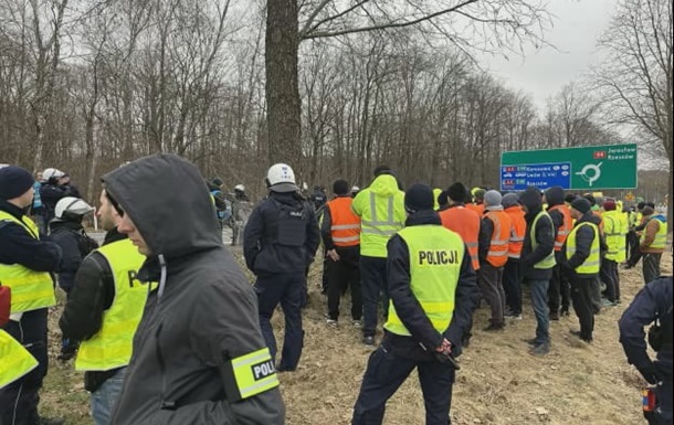 Польська поліція завадила перемовам українських водіїв з мітингарями – ЗМІ