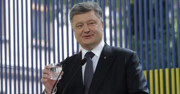 Порошенко вимагає від своїх нардепів їхати на курорти “непомітно” після провалу його закону про дозвіл виїзду чиновників за кордон, – блогер