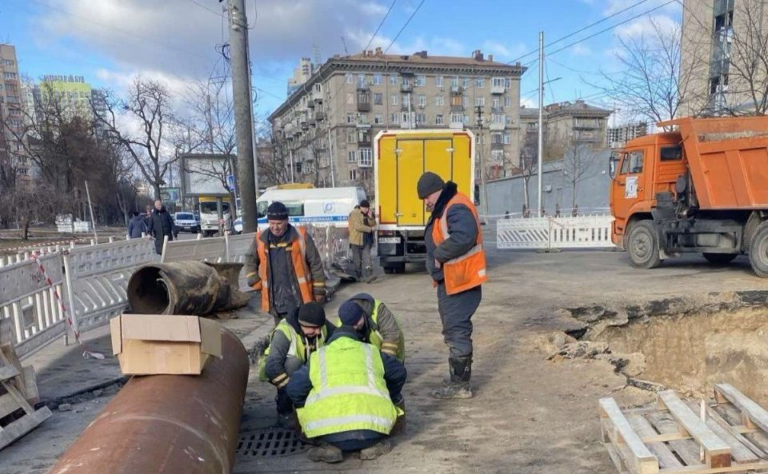 У Києві ремонтують пошкоджену ракетною атакою ділянку трубопроводу